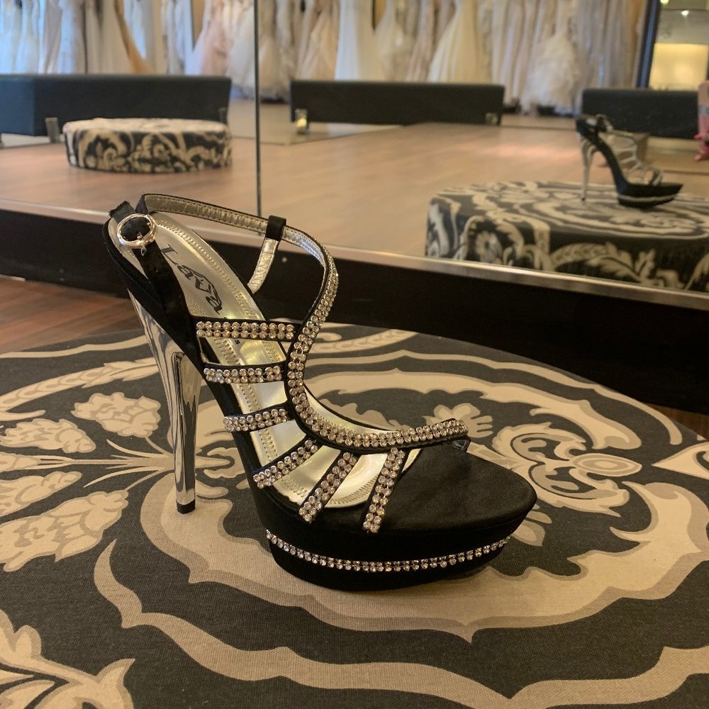 Satin shoe with two crystal bands of beading